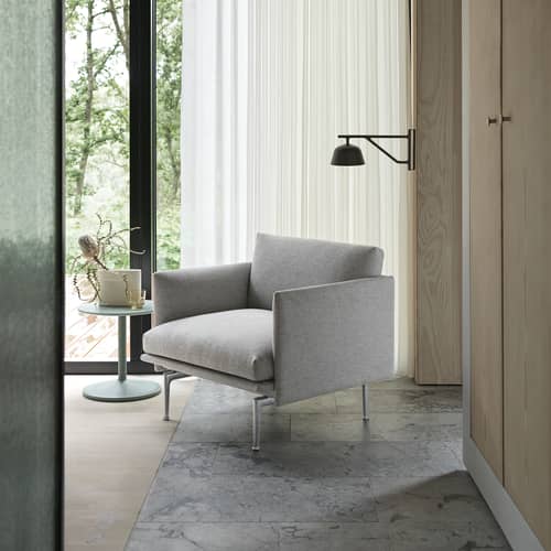 Fauteuil rembourré Outline tissu gris - Muuto - Gris (tissu Clay 12) / Pieds noirs -  Plumes, Aluminium laqué, Mousse haute densité, Tissu Clay