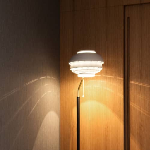 A808 Floor lamp metal white / Alvar Aalto, 1955 - ARTEK - White / Black - Lacquered steel, Leather-clad steel, Polished brass