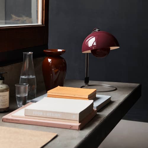 Lampe de table Flowerpot VP4 métal prune / H 36 cm - By Verner Panton, 1968 - &tradition - Prune foncé - Acier