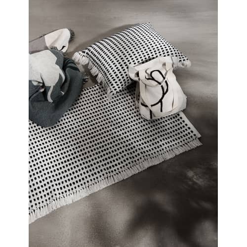 Tapis d\'extérieur Way Rug / 140 x 200 cm - Bouteilles en plastique recyclées - Ferm Living - Blanc cassé / Bleu - Polyester recyclé