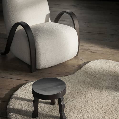 Fauteuil rembourré Buur tissu blanc / Tissu bouclé - Ferm Living - Blanc cassé (tissu bouclé) - Chêne massif teinté, Mousse PU, Tissu bouclé