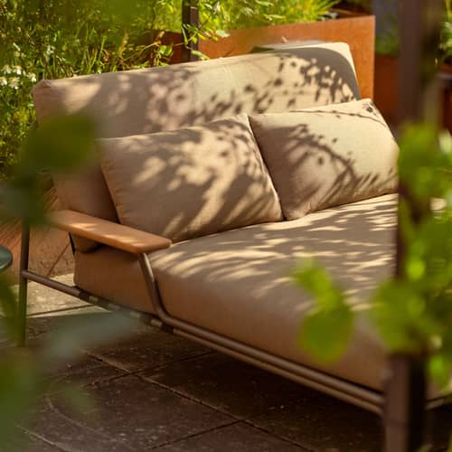 Lettino prendisole doppio Settle tessuto marrone - Muuto - Taupe (Trama a coste 5) - Acciaio, Cinghie, Espanso, Legno di mogano Sapele, Tessuto outdoor