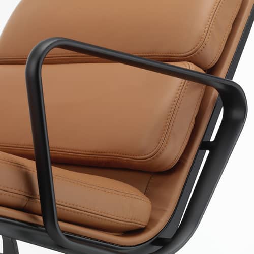 Fauteuil pivotant Soft Pad Lounge EA 222 cuir marron / Inclinable - Eames, 1969 - Vitra - Cognac (cuir) / Pied noir - Aluminium injecté, Cuir de vache, Mousse polyuréthane