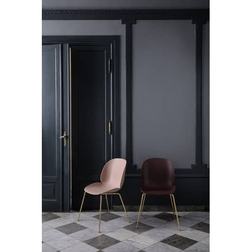 Chaise Beetle plastique rose / Pieds laiton - Gubi - Rose / Pieds laiton - Acier plaqué laiton, Polypropylène