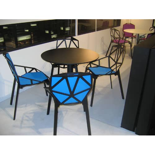 Chaise empilable Chair one métal noir / Konstantin Grcic, 2003 - Magis - Noir / Pieds noirs - Aluminium verni, Fonte d\'aluminium vernie