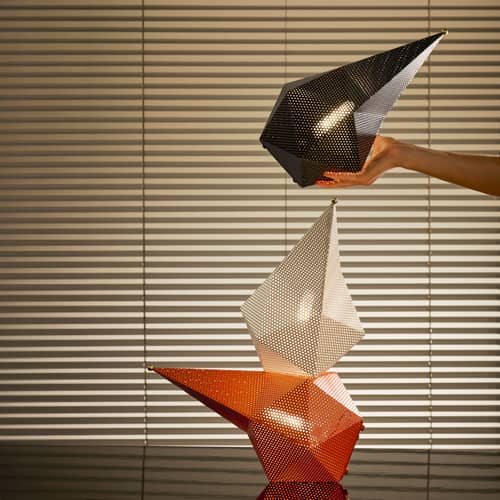 Lampada senza fili ricaricabile Bagdad metallo nero / Mathieu Matégot, 1954 - Acciaio perforato - Gubi - Nero Soft - Acciaio perforato, Ottone