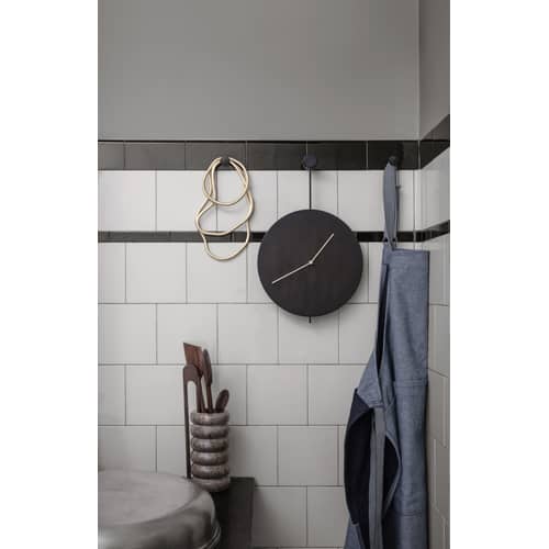 Horloge murale Trace métal noir / Ø 26 cm - Ferm Living - Noir / Aiguilles laiton - Acier peint, Métal plaqué laiton