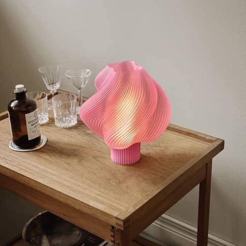 Lampe de table Soft Serve Regular rose / H 26 cm - CRÈME ATELIER - Sorbet à la rose - PLA recyclé