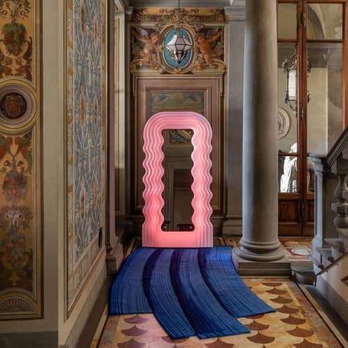 Specchio luminoso Ultrafragola materiale plastico rosa / LED - L 100 x H 195 cm / Ettore Sottsass, 1970 - POLTRONOVA - Bianco opalino / Rosa pallido chiaro - Acrilico, Vetro