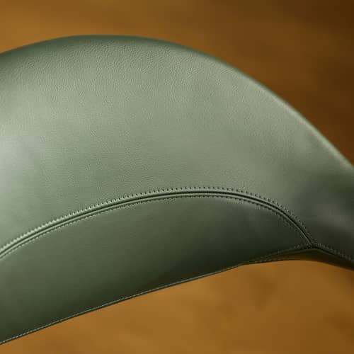 Fauteuil pivotant Mynt Soft cuir vert / Assise & dossier rembourrés - Vitra - Vert foncé (cuir) / Pied vert bouteille - Aluminium, Cuir, Mousse