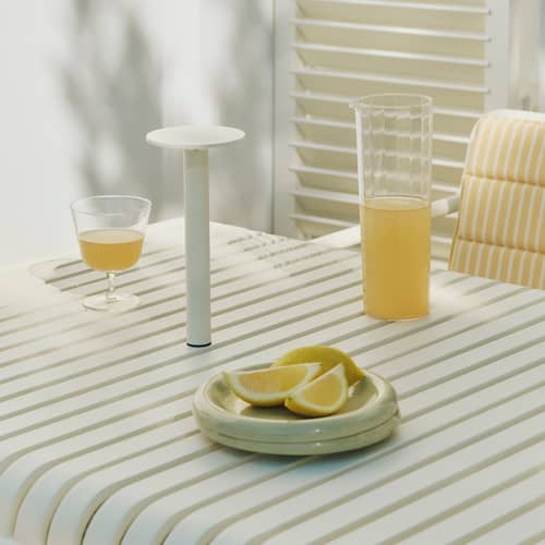 Lampe extérieur sans fil rechargeable Host Small / LED - H 22 cm / Fixation magnétique - Hay - Blanc crème - Acier thermolaqué, Aimant, Aluminium thermolaqué