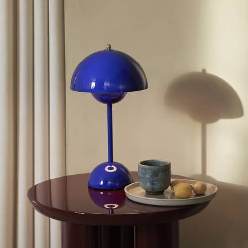 Lampe sans fil rechargeable Flowerpot VP9 plastique bleu / Ø 16 x H 29 cm - Verner Panton, 1968 - &tradition - Bleu cobalt - Polycarbonate