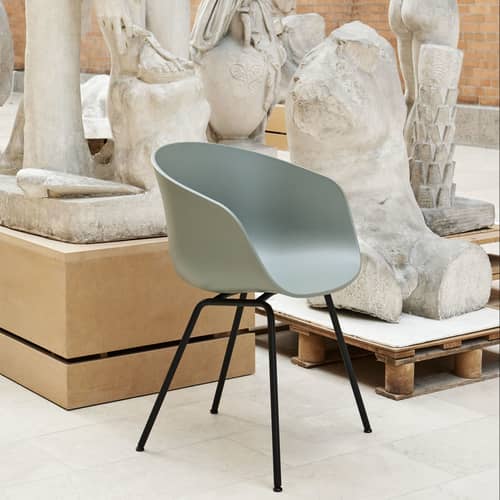 Fauteuil  About a chair AAC26 plastique bleu / Recyclé - Hay - Bleu Dusty / Pieds noirs - Acier laqué, Polypropylène recyclé