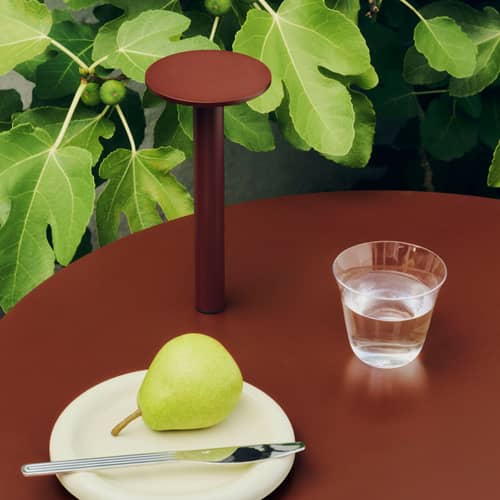 Lampe extérieur sans fil rechargeable Host Small / LED - H 22 cm / Fixation magnétique - Hay - Rouge fer - Acier thermolaqué, Aimant, Aluminium thermolaqué