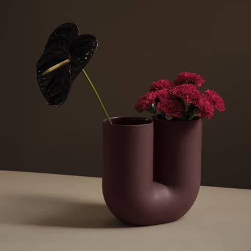 Kink Vase ceramic red / Earnest Studio, 2018 - H 26,3 cm - Muuto - Deep red - Ceramic