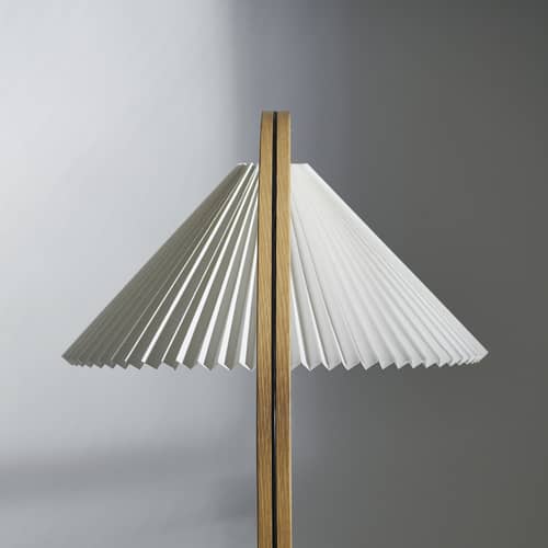 Lampadaire Timberline tissu blanc / Réédition 1970s - Gubi - Tissu blanc / Bois & noir - Bouleau, Chêne, Fonte, Tissu plissé
