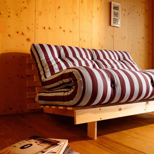 Canapé convertible Roots tissu rouge / L 140 cm - 3 positions / Structure pin clair - KARUP - Rayé bordeaux / Bleu clair (422) - Mousse, Pin massif certifié FSC, Tissu