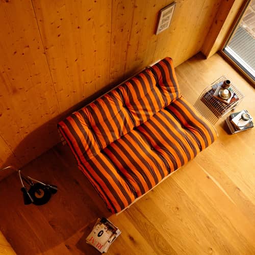 Canapé convertible Roots tissu orange / L 140 cm - 3 positions / Structure pin clair - KARUP - Rayé orange / Marron (423) - Mousse, Pin massif certifié FSC, Tissu