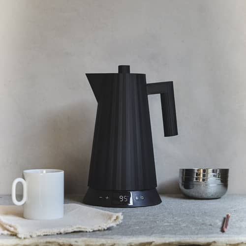 Plissé Electric kettle plastic material black / 1.7 L - Temperature control / UK version - Alessi - Black & White - Thermoplastic resin