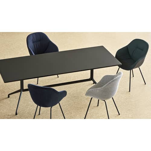 Fauteuil rembourré About a chair AAC127 Soft tissu bleu / Dossier haut - Velours intégral matelassé & métal - Hay - Velours bleu / Pieds noirs -  Ouate, Acier thermolaqué, Mousse polyuréthane, Polypropylène renforcé, Velours