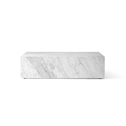 Table basse Plinth Low pierre blanc / Marbre - 100 x 60 cm x H 27 cm / Seconde vie - Audo Copenhagen - Marbre Carrara (blanc) - Bois d\'acacia, Marbre
