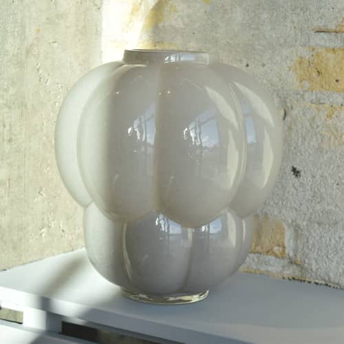 Vaso Uva vetro grigio / Ø 32 x H 35 cm - AYTM - H 35 cm /Grigio tortora - Vetro soffiato a bocca