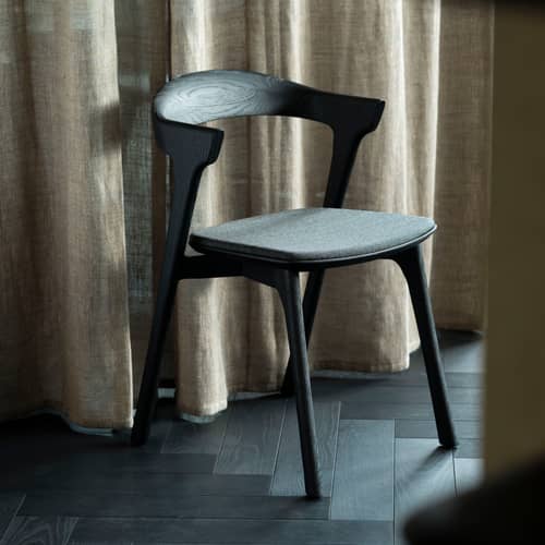 Chaise Bok Indoor bois noir / Assise tissu - Ethnicraft - Chêne noir / Tissu noir - Chêne massif teinté, Mousse PU, Tissu