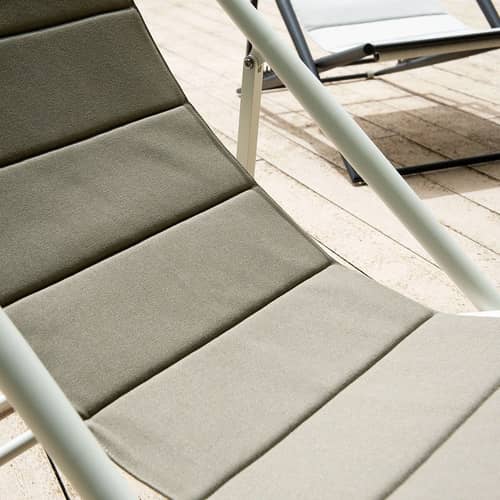 Luce Reclining folding sun lounger textile white / Lightly padded - Unopiu - Ecru - Acrylic fabric, Aluminium, Foam