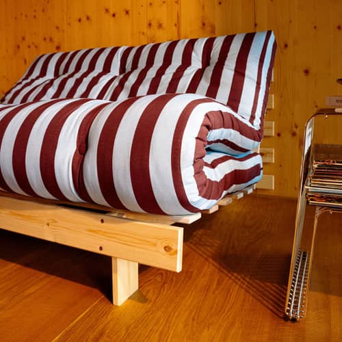 Schlafcouch Roots textil rot / L 140 cm – 3 Positionen / Struktur aus heller Kiefer - KARUP - Bordeaux gestreift / Hellblau (422) - FSC-zertifiziertes Massivholz Kiefer, Gewebe, Schaumstoff