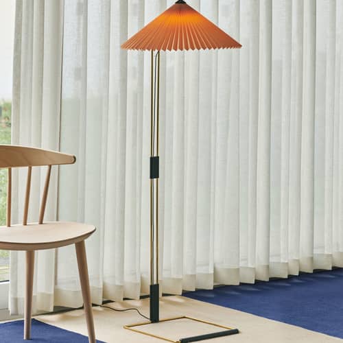 Lampada a stelo Matin tessuto arancione tessuto pesca / Ø 50 x H 129 cm - Hay - Pesca - Acciaio placcato ottone, Cotone
