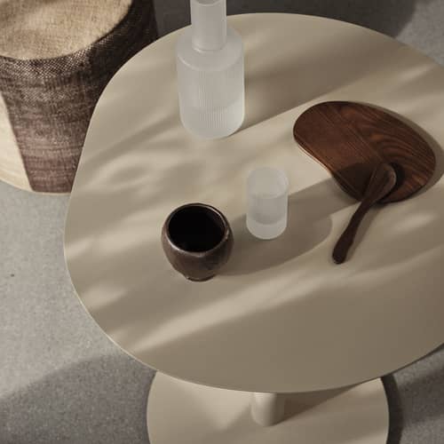 Runder Tisch Pond Café OUTDOOR metall beige / Ø 64 cm - Asymmetrische Form - Ferm Living - Kaschmir Beige - galvanisierter Stahl