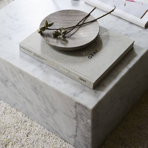 Table basse Plinth Low pierre blanc / Marbre - 100 x 60 cm x H 27 cm / Seconde vie - Audo Copenhagen - Marbre Carrara (blanc) - Bois d\'acacia, Marbre