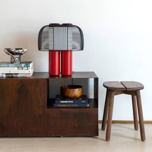 Lampe de table Yasuke métal noir / L 39,5 x H 43 cm / Seconde vie - DCW éditions - Rouge / Abat-jour noir - Acier, Aluminium, PMMA