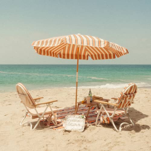 Parasol The Amalfi rose / Ø 230 cm - BUSINESS & PLEASURE - Rayé / Rose - Aluminium, Bois de récupération, Fibre de verre, Toile outdoor