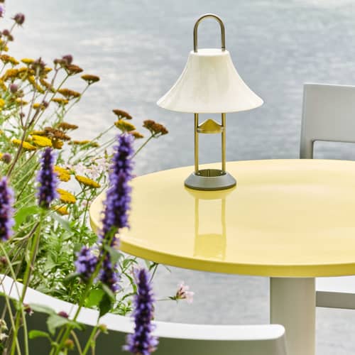 Table ronde Ceramic Outdoor céramique jaune / Ø 70 cm - Porcelaine / Seconde vie - Hay - Jaune lumineux / Pied crème - Acier, Béton effet terrazzo, Porcelaine émaillée