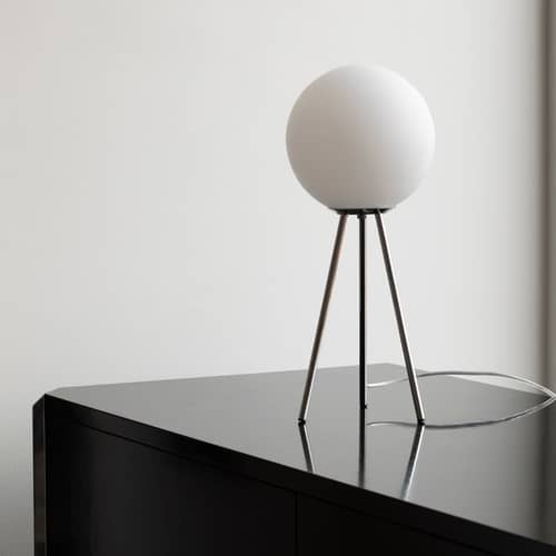 Lampada da tavolo Signorina vetro bianco - Fontana Arte - Bianco / Piedini in metallo cromato - Metallo cromato, vetro soffiato