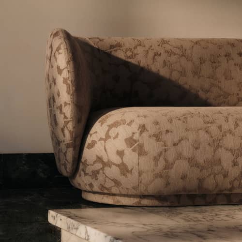 Divano 2 posti Rico tessuto beige / L 148 cm - Ferm Living - Motivo floreale color taupe (tessuto Cilla) - Espanso, Legno, Tessuto