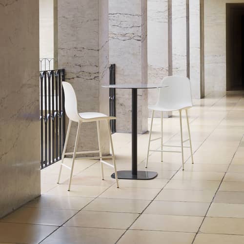 Sgabello bar Form materiale plastico nero / H 65 cm - Normann Copenhagen - Nero / Piede Nero - Acciaio laccato, Polipropilene