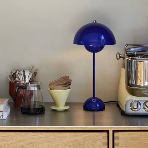 Lampe de table Flowerpot VP3 métal bleu / H 50 cm - By Verner Panton, 1968 - &tradition - Bleu cobalt - Acier laqué
