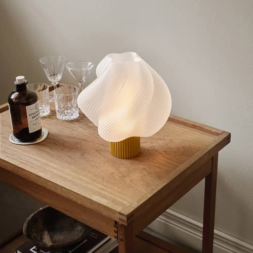 Lampe de table Soft Serve Regular jaune / H 26 cm - CRÈME ATELIER - Jaune orangé / blanc - PLA recyclé