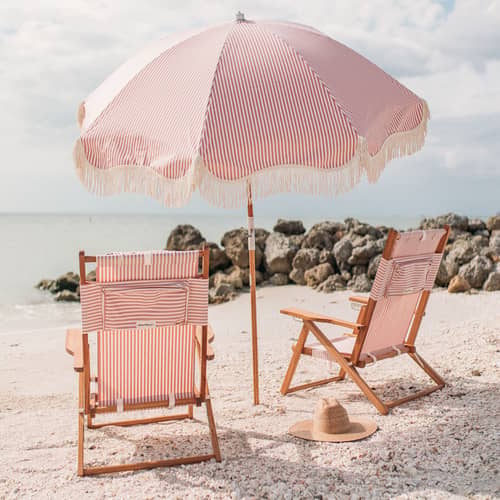 Parasol The Premium Beach rose / Ø 180 cm - Inclinable - BUSINESS & PLEASURE - Rayé rose / Lauren\'s Stripe - Aluminium poli, Bois lamellé-collé de récupération, Fibre de verre, Toile outdoor