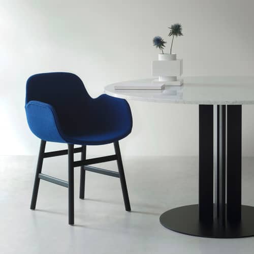 Poltrona imbottita Form tessuto grigio / Tappezzeria completa - Normann Copenhagen - Grigio (Remix 133) / Piede di Rovere - Espanso, Polipropilene, Rovere massello, Tessuto Kvadrat