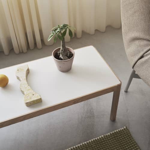 Table basse Workshop     / 120 x 43 x H 38 cm - Linoleum - Muuto - Linoleum gris / Pieds chêne naturel - Chêne massif, Linoléum