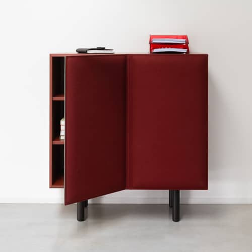 Anrichte Tacito holz rot / B 100 x H 107 cm - Türen aus Filz - Magis - Bordeaux (Innenseite Kleiderständer Türen Hellgrün) - eloxiertes Aluminium, Filz, Holzfaserplatte