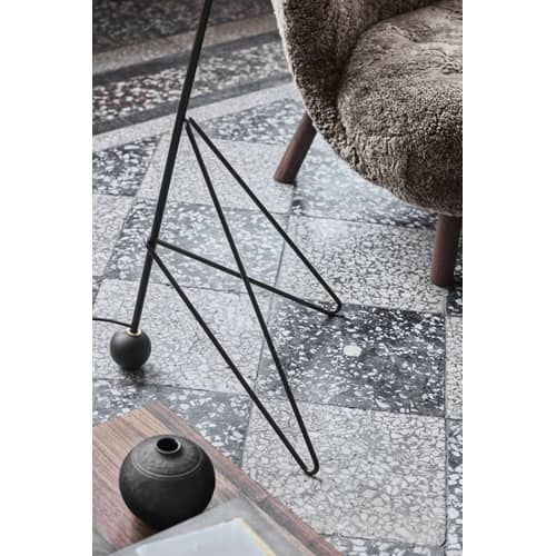 Fauteuil rembourré Little Petra VB1 tissu marron / Réédition 1938 - Peau de mouton - &tradition - Marron (peau mouton) / Noyer - Mousse CMHR, Noyer massif, Peau de mouton