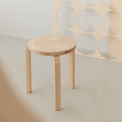 Stappelbarer Hocker 60 holz natur / 3 Füße - Artek + Marimekko, Limitierte Auflage 90. Geburtstag - ARTEK - Kivet-Muster / Birke - Birke Schichtholz, Birkenholzfurnier