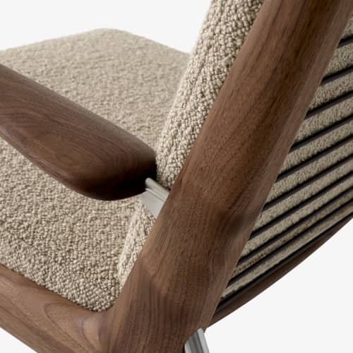 Fauteuil rembourré Boomerang HM2 (1956) / Avec accoudoirs - Noyer - &tradition - Beige (Karakorum 003) / Noyer & acier - Acier, Mousse HR, Noyer massif, Tissu
