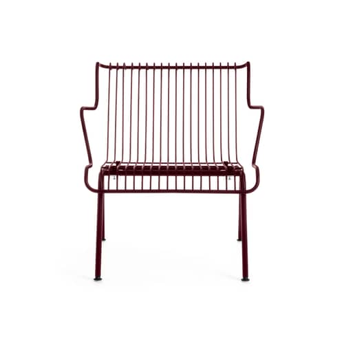 Poltroncina lounge impilabile South metallo rosso / Konstantin Grcic, 2023 - Magis - Bordeaux / Tappetino Rosso e Arancione - Acciaio, Poliolefina
