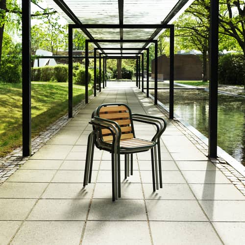 Fauteuil de repas empilable Vig Wood bois naturel - Normann Copenhagen - Vert foncé / Bois - Acier thermolaqué, Bois de robinier huilé