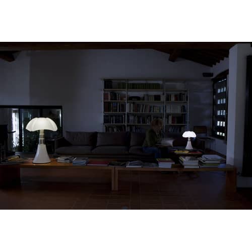 Lampe de table Pipistrello LED / H 66 à 86 cm - Gae Aulenti, 1965 - Martinelli Luce - Blanc - Acier galvanisé, Aluminium laqué, Méthacrylate